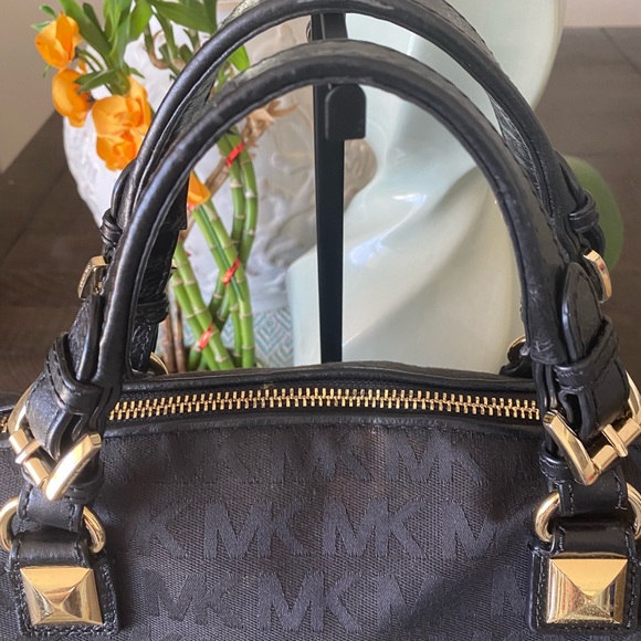 Michael Kors Signature Logo Large Purse (Black) w/Gold Hardware. - Picture 3 of 13